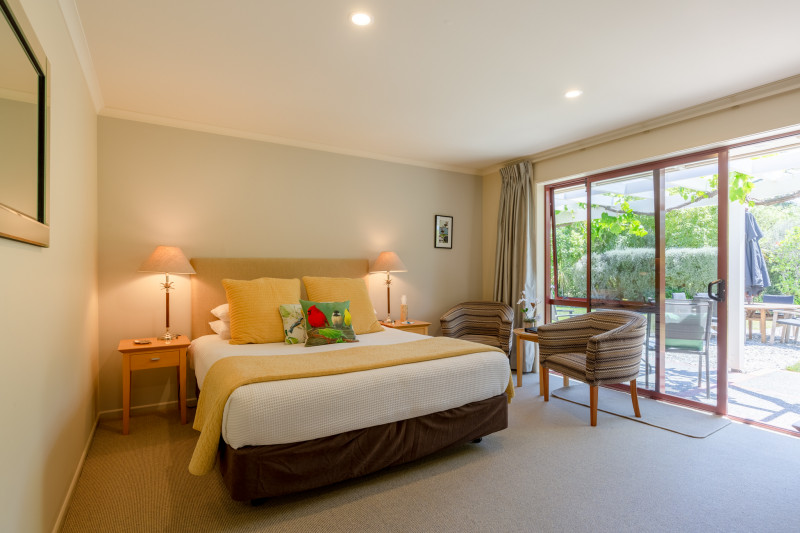 Fantail suite bedroom - Accent bed and breakfast